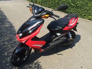 YAMAHA AEROX YQ50 SPORTLICHER 50 CCM ROLLER, SCHWARZ/ROT CANTON ARGOVIE -