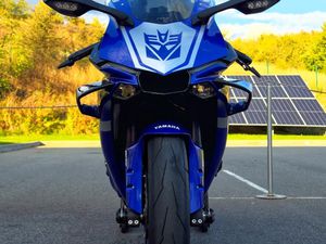 YAMAHA YZF-R1 →