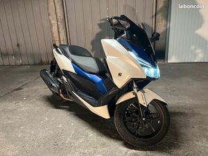SCOOTER FORZA 125 CC AVEC ÉQUIPEMENT