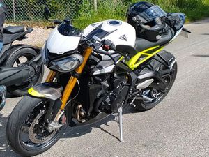 STREET TRIPLE MOTO2