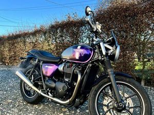 TRIUMPH STREET TWIN