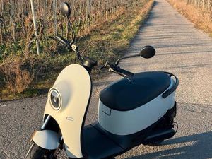 UNU ROLLER PRO 4KW ELEKTROROLLER WEIß MIT ZUBEHÖR