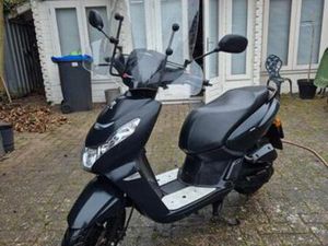 PEUGEOT KISBEE BLACK EDITION 2019 + 2 HELMEN — SCOOTERS | PEUGEOT — MARKTPLAATS