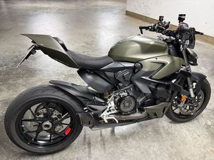 DUCATI STREETFIGHTER V2, STORM GREEN MIT VIELEN EXTRAS