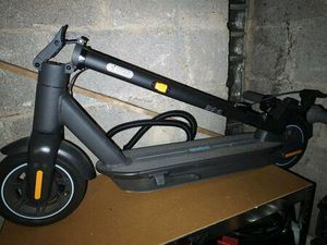 SEGWAY NINEBOT E-SCOOTER NEUWERTIG UNTER 100KM