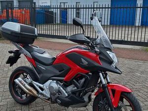 ② HONDA NC700X D AUTOMAAT RIJK UITGERUST IN ACCESOIRES