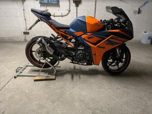 KTM RC390 MIT QUICKSHIFTER UND PIRELLI DIABLO ROSSO