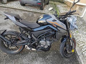 CFMOTO 300NK DE 2024 CARCAVELOS E PAREDE