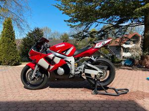 YAMAHA YZF-R6 600 CCM 120PS SPORTMOTORRAD ROT-WEIß