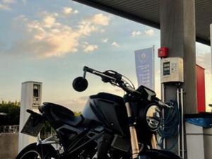 HONDA CB125R GEPFLEGT, SCHECKHEFT, NIE IM REGEN GEFAHREN