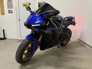 YAMAHA YZF-R1 →