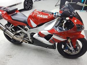 ② YAMAHA R1 NEUVE