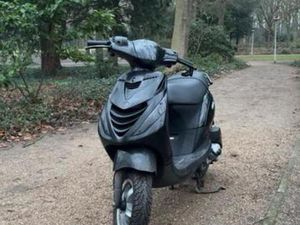 SNELLE EN BETROUWBARE PIAGGIO ZIP 4T 2V MET BEGRENZER — SCOOTERS | PIAGGIO — MARKTPLAATS