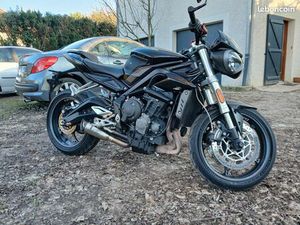 STREET TRIPLE S A2