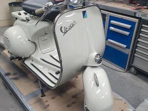 ② VESPA VL3T STRUZZO.