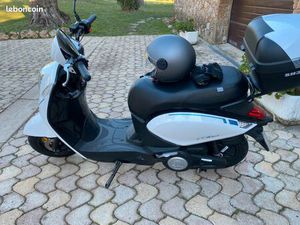 SCOOTER SYM ÉLECTRIQUE NEUF COMPRIS AVEC CASQUE ET GANTS NEUF