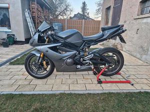 TRIUMPH DAYTONA 675 MIT SHARK TRACK 1000