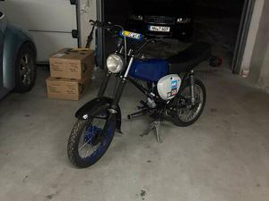 SIMSON MIT PAPIEREN