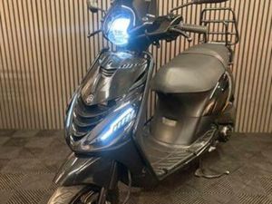 PIAGGIO ZIP 4T 3V BROM 2021 FULL OPTION GLANS ZWART — SCOOTERS | PIAGGIO — MARKTPLAATS