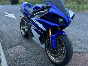 YAMAHA R1