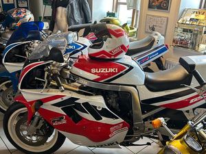 SUZUKI GSXR 750