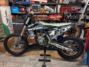 KTM 250 SXF MIT ALLEM DRUM UND DRAN