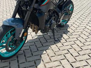 ② YAMAHA MT09*NIEUWSTAAT*VEEL OPTIES*AKRAPOVIC*3000KM*2022*