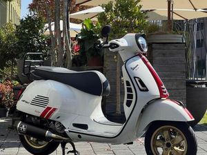 VESPA GTS 300 SUPER RACING SIXTIES