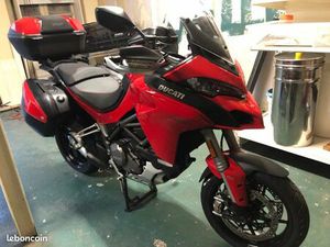 MOTO DUCATI AVEC BAGAGERIE COMPLÈTE