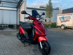PIAGGIO ZIP IGET 4T MOTOR 2023 + OPTIES — SCOOTERS | PIAGGIO — MARKTPLAATS