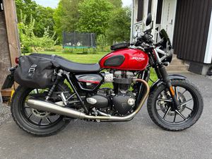 TRIUMPH STREET TWIN