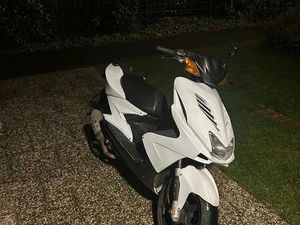 YAMAHA AEROX 50 CCM ROLLER WEIß - ZUVERLÄSSIG