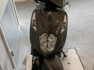 HELE GOEDE SYM ORBIT BROMSCOOTER GEEL KENTEKEN 1E EIGENAAR!! — SCOOTERS | SYM — MARKTPLAATS