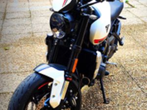 TRIUMPH TRIDENT 660 - CRYSTAL WHITE