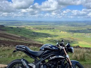 TRIUMPH SPEED TRIPLE