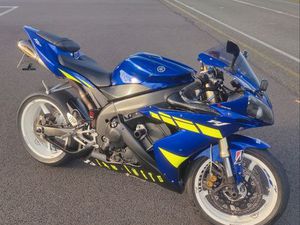 ◊ YAMAHA R1 2004 ?