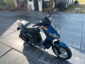 APRILLA SPORTCITY ONE 50CC MET GEREVISEERDE MOTOR — SCOOTERS | APRILIA — MARKTPLAATS