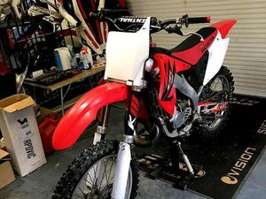 HONDA CR 125 DE 2007 HOMOLOGUÉ EN 2008 PAR HM REFAIT À NEUF ENTIÈREMENT / ACTUELLEMENT ÉQUIPÉ MOTOCROSS / AUCUNS FRAIS À PRÉVOIR