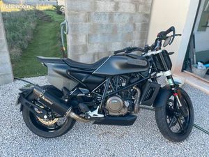 HUSQVARNA SVARTPILEN 701 2019 3000 KM LIGNE AKRAPOVIC + ACCESSOIRES D'ORIGINE