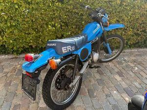 ② SUZUKI ER21 80 CC OP MOTO PLAAT