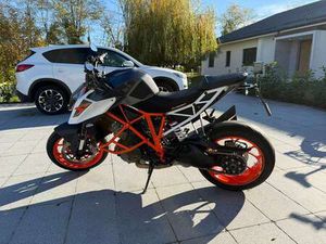 SUPER DUKE R