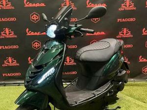 PIAGGIO ZIP 2020 BROM! SP JAGUAR GREEN / RS ZADEL GARANTIE! — SCOOTERS | PIAGGIO — MARKTPLAATS