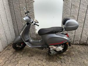 VESPA ROLLER SPRINT MIT RÜCKENLEHNE - WENIG GEFAHREN