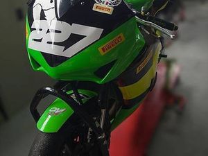 MOTO HONDA CBR 1000 RR 2008 PISTA WP / HRC