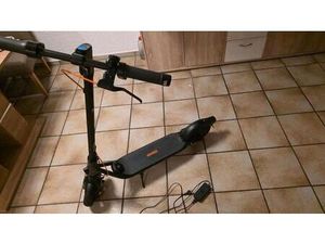 NINEBOT KICKSCOOTER F2 PRO E-SCOOTER MIT LADEGERÄT