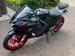 SUZUKI GSX-R 125 SPORTBIKE SCHWARZ MIT ROTEN AKZENTEN