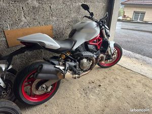 DUCATI MONSTER 821