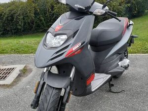 SCOOTER APRILIA SR 50 MOTARD 2T – TRÈS BON ÉTAT – ENTIÈREMENT D’ORIGINE