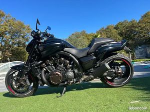 VMAX 1700 FULL BLACK