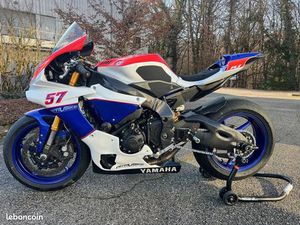 YAMAHA R1